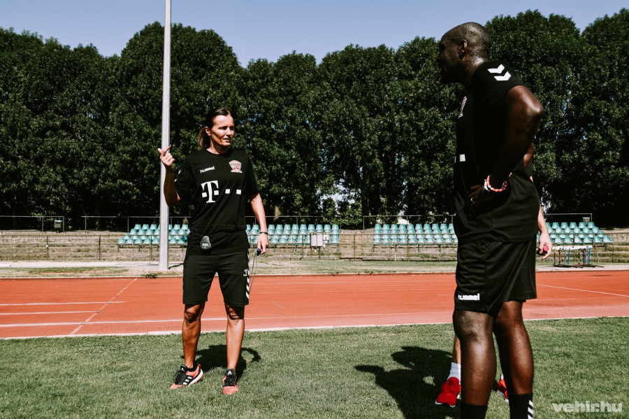 Marijana Lojanica segíti David Davis munkáját 