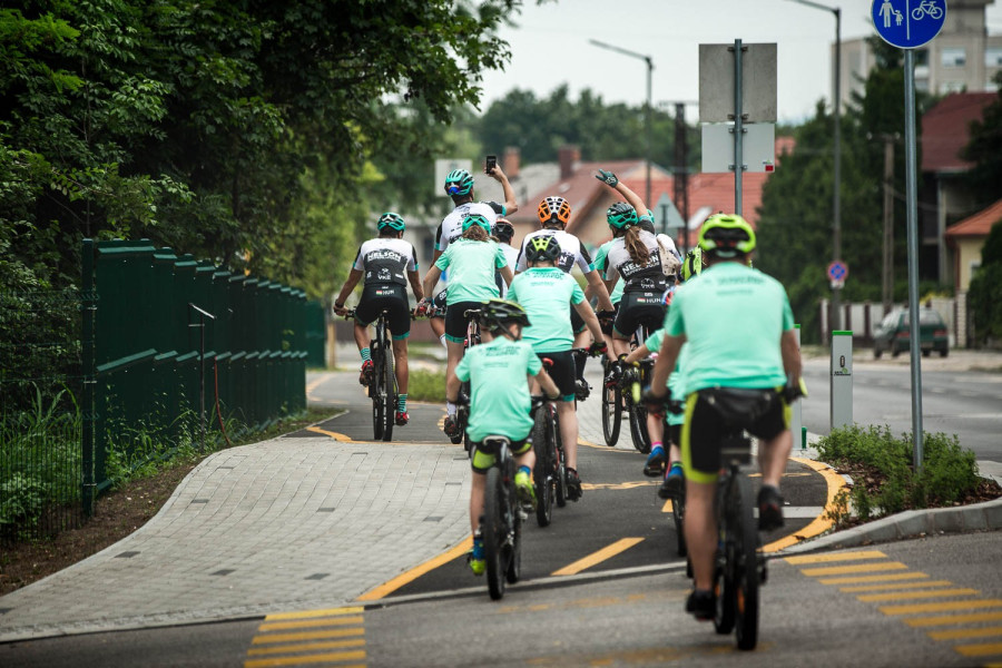 Jól látható, hol a járda és hol a kerékpárút