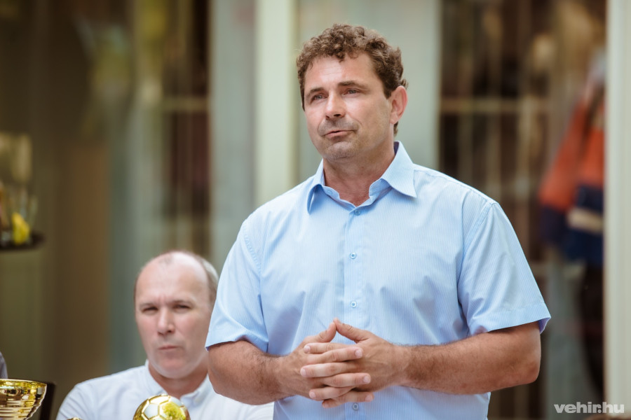  a város támogatásának köszönhetően rövidesen megkezdődik a stadion hosszanti lelátójának fedetté alakítása (Archív fotók)