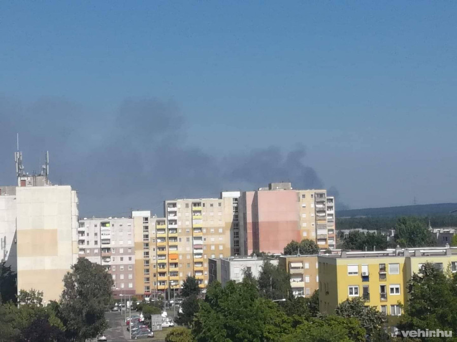Veszprémből is jól látszik a füst