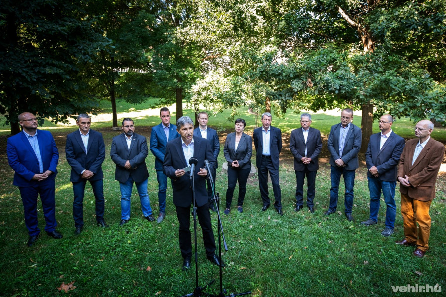 Az előtérben Katanics Sándor, mögötte a képviselőjelöltek sorrendben láthatók