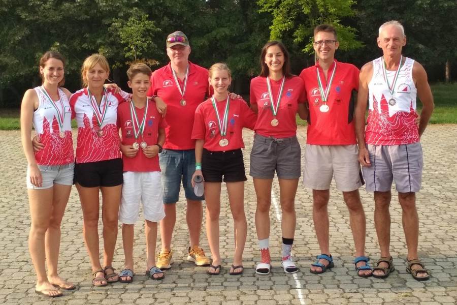 A dobogón végző veszprémi tájfutók - Fotó: VHS
