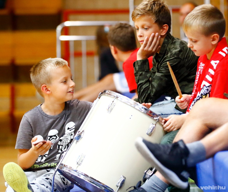 Mérész Csaba vezetőedző kisfia (balra) is kivette a részét a szurkolásból