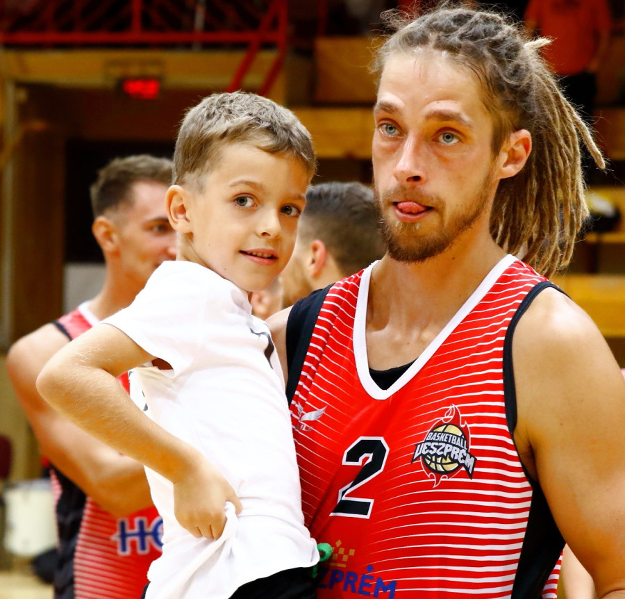 Körtélyesi Gergely gyermekével a karjaiban