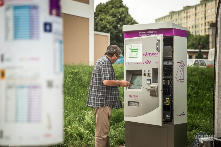 A V-Busz egyik új szolgáltatása: akár a megállókban is lehet jegyet vásárolni