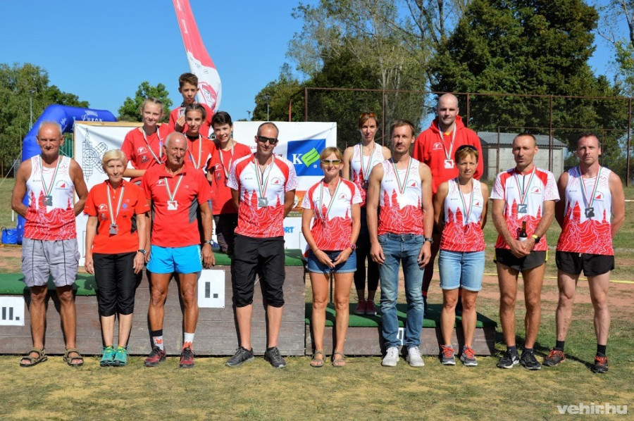 A váltóversenyen dobogós helyezést elérő VHSE csapat tagjai - Fotó: Bálint Mónika