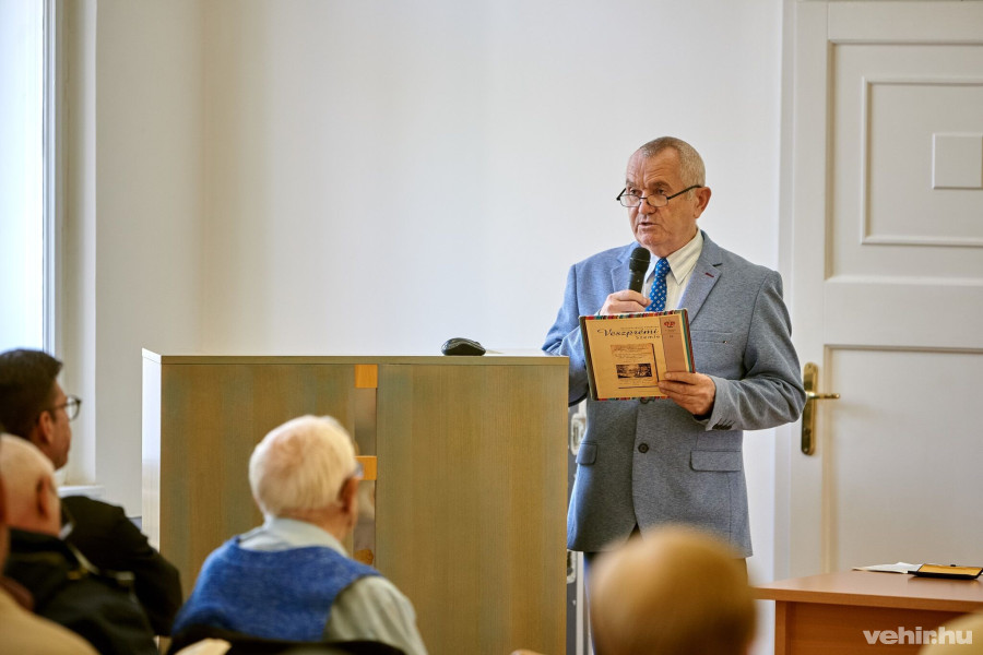 az új számot Földesi ferenc főszerkesztő mutatta be