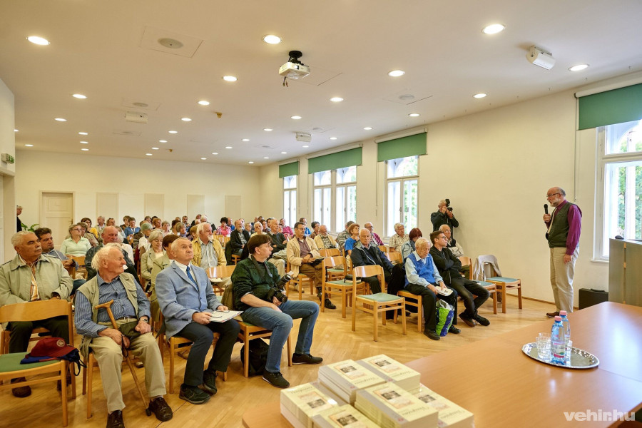  lapszám bemutatóján Sebő József tartott előadást a veszprémi nyelvészekről