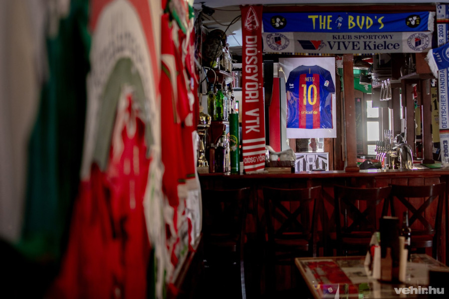 Egyik legnagyobb kincs az eredeti és csapat által dedikált Barcelona mez