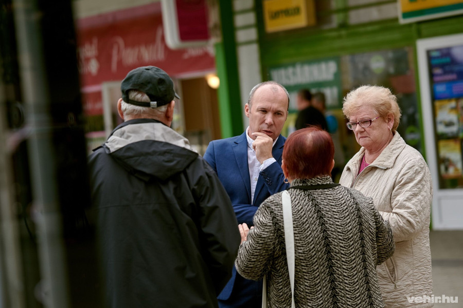 Porga Gyula a helyi lakosok körében