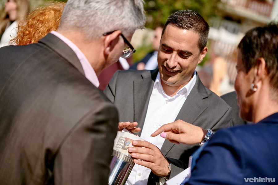 Az alapkőletételnél időkapszulát is elhelyeztek