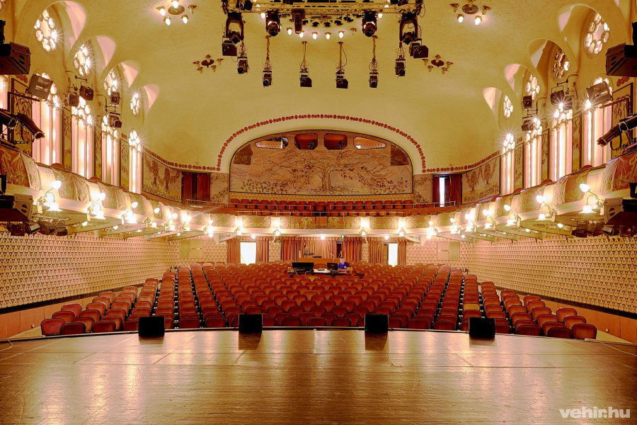Most üres a nézőtér, de senki nem marad le azokról a darabokról, amire bérletet váltott (fotó: Domján Attila / vehir archív)