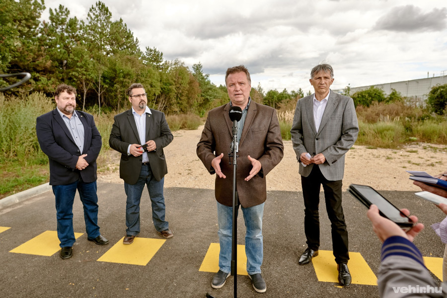 Középen: Kordás László