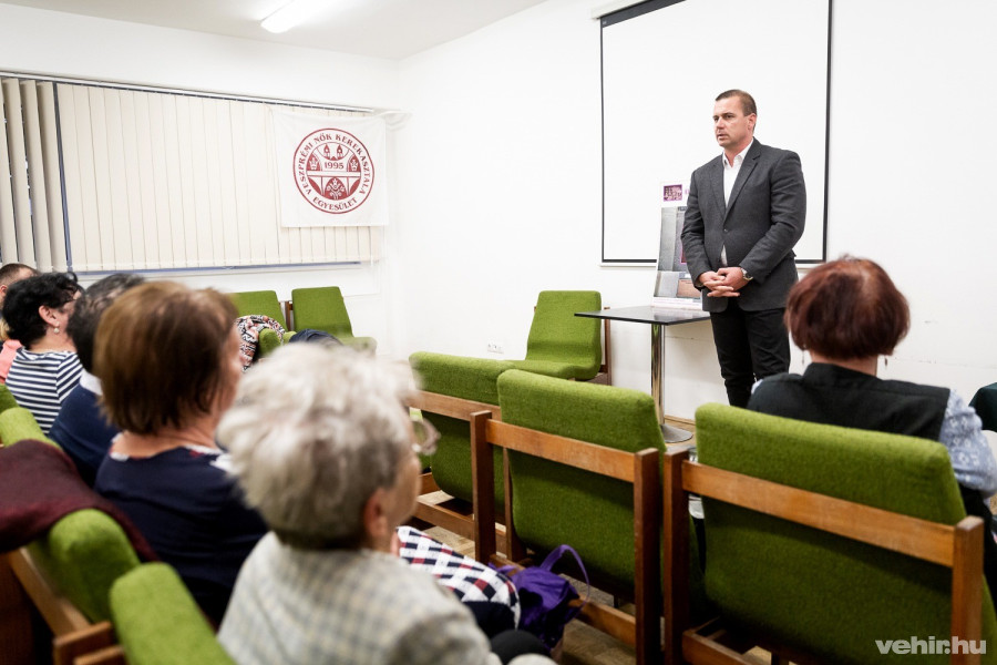 Mohos Gábor, a Helyi Választási Iroda vezetője, a Polgármesteri Hivatal jegyzője