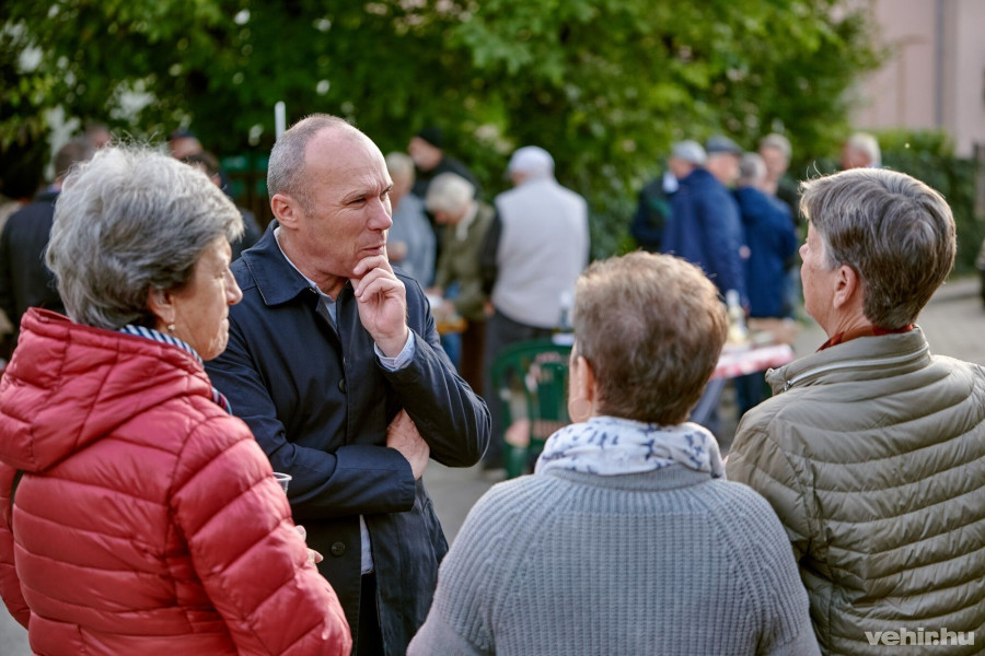 A Viola utcai találkozó Porga Gyula polgármester utcafóruma is volt egyben
