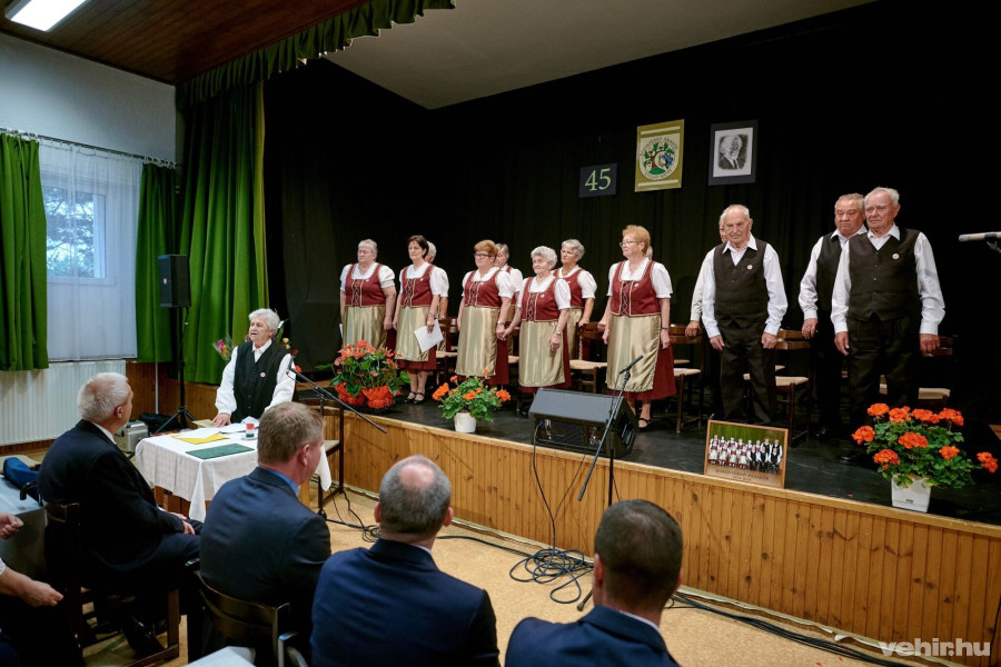 Galambos Anna, népdalkör vezetője üdvözölte a megjelenteket a 45 éves évforduló alkalmából