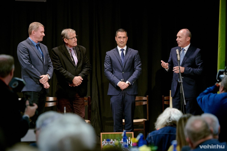 Czaun János, Bergendi Ferenc, Ovádi Péter és Porga Gyula az október 5-i ünnepségen a Gyulafirátóti Művelődési Házban