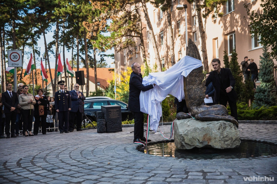 "Az emlékművön Ikarosz alak látható, de nem bukására, hanem a magasba repülésére, a lehetetlen megkísérlésre kell emlékezni."
