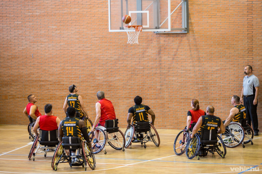 A döntőt a DVTK és a Sopron játszotta