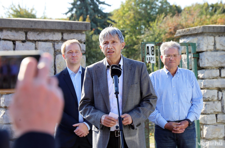 Somfai Attila, Katanics Sándor és Dr. Kiss Béla a 2019 október 9-én tartott sajtótájékoztatón a Wartha Vince úti Stadionnál