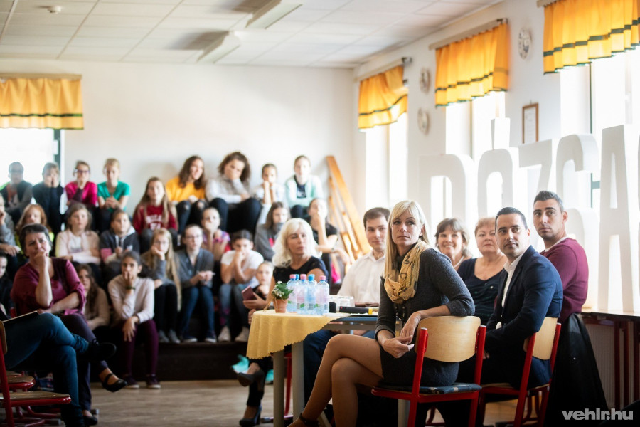 Az iskola tanuló és pedagógusai a meghívott vendégekkel(Lunk Gabriella, Hegedűs Csaba, Gulyás Péter, Ovádi Péter, Hatás Andrea) együtt tekintették meg a 80 éves évfordulóról készült kisfilmet október 11-én délelőtt az iskolában
