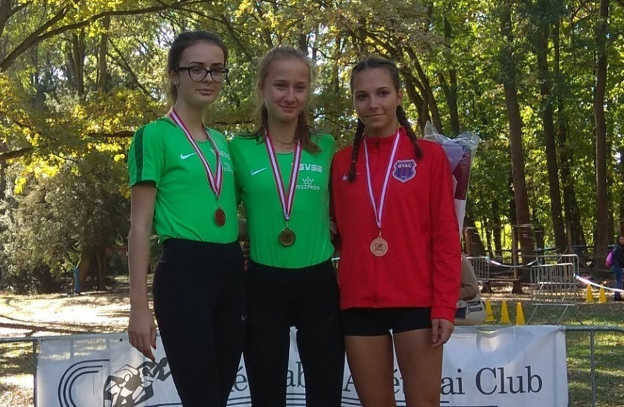 Varga Gréta (1) és Kirsch Natália (2) a dobogón - Fotó: SVSE