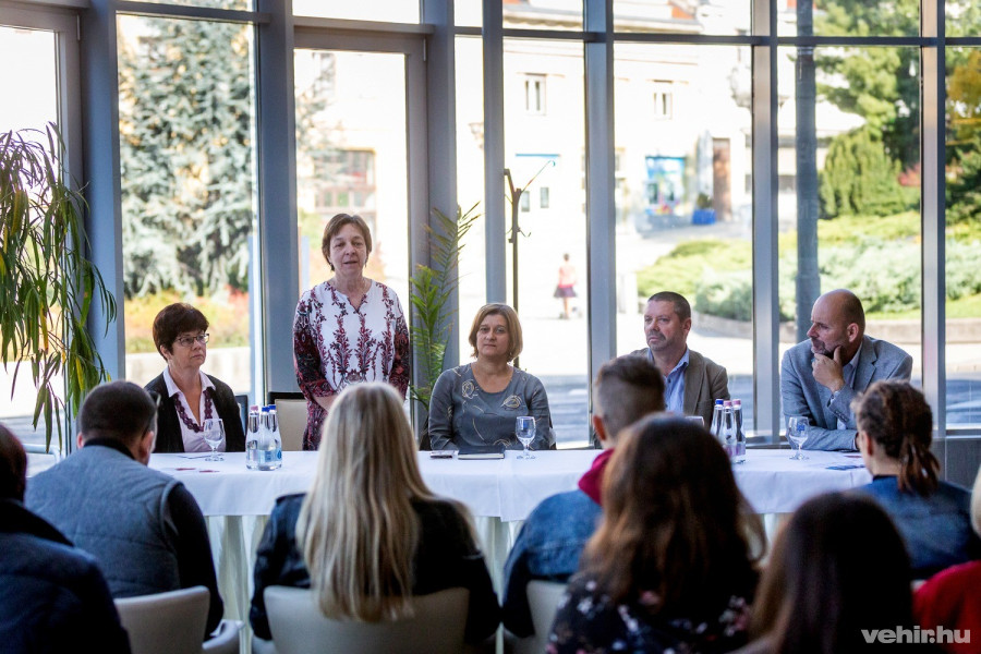 A programokról Erdélyi Ágnes karnagy beszélt.