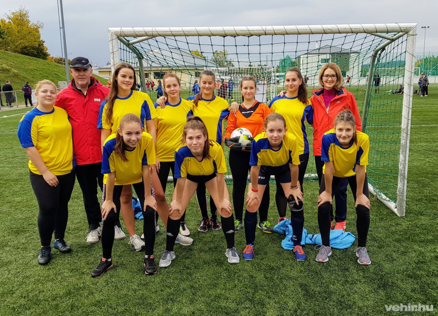 Az Ipari iskola csapata - Edzőik: Kobán László, Kondor Viktória