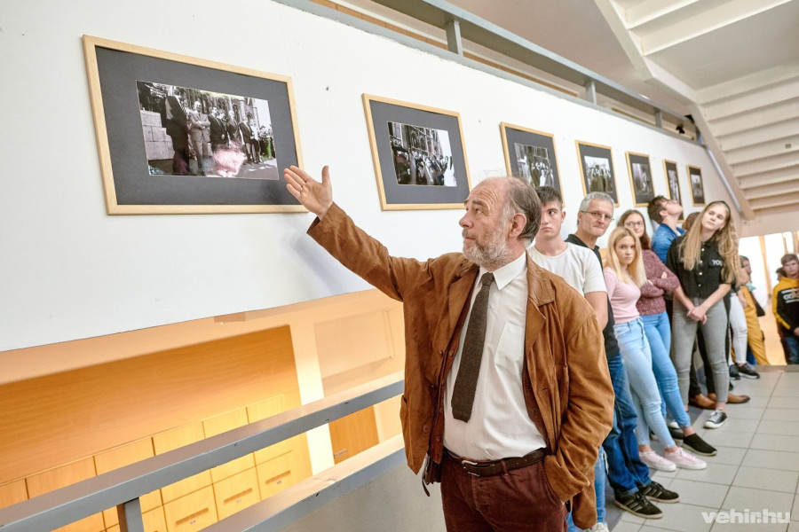Merencsics Tibor fotói a Lovassy gimnázium folyosóján tekinthetők meg.