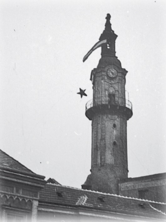 A Tűztoronyról a veszprémi forradalmárok leverik a vörös csillagot