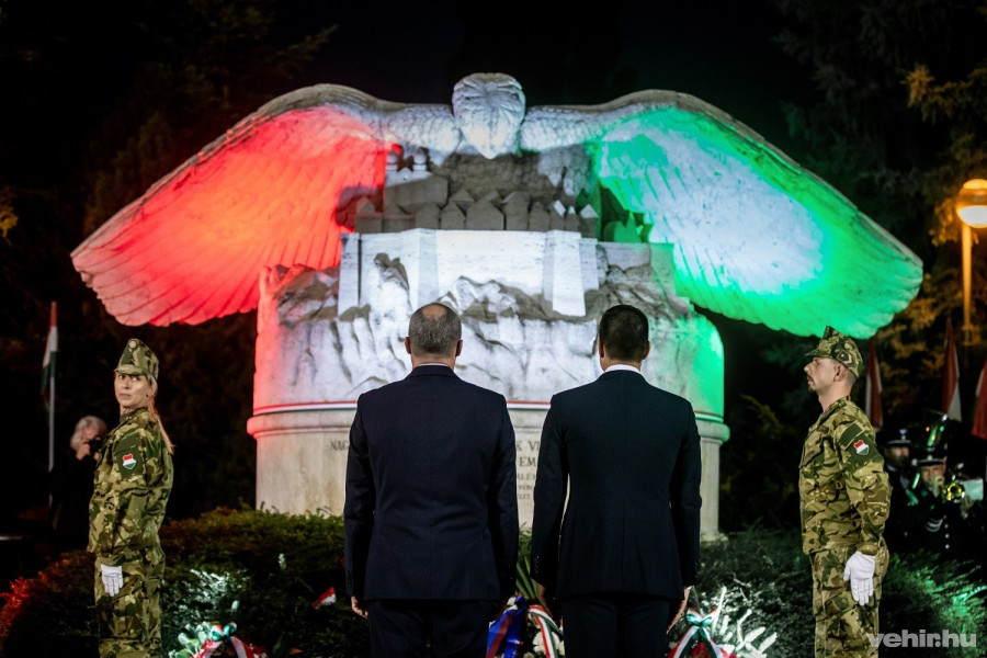 Porga Gyula polgármester és Ovádi Péter országgyűlési képviselő közösen helyeztek el koszorút a Brusznyai-szobornál