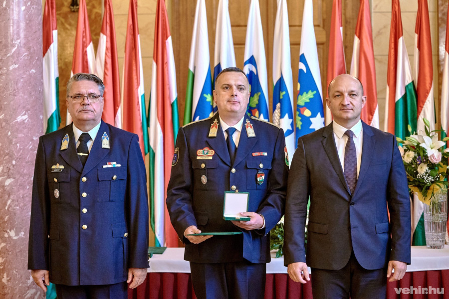 Vízi Ottó Győző (középen)