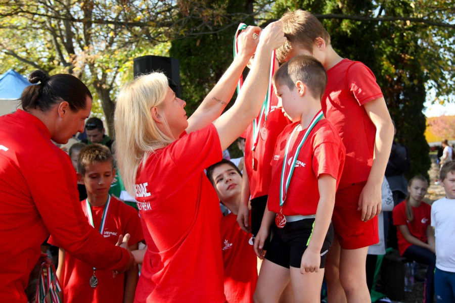 Orbán Éva és Török Krisztián adják át az érmeket a harmadik helyezett VEDAC-os U11-es csapatnak