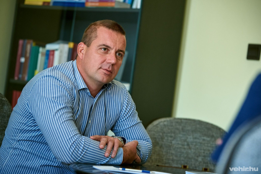 Dr. Mohos Gábor jegyző