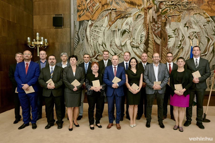 Az új képviselőtestület tagjai a megbízólevelük átvétele után
