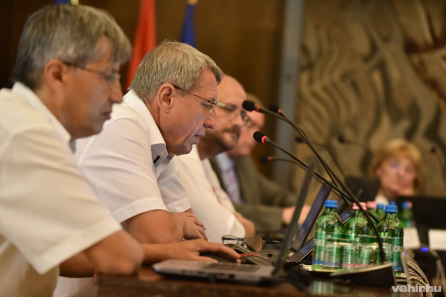 Katanics Sándor (elől) és Hartmann Ferenc (hátrébb) várhatóan külön frakciókban folytatják