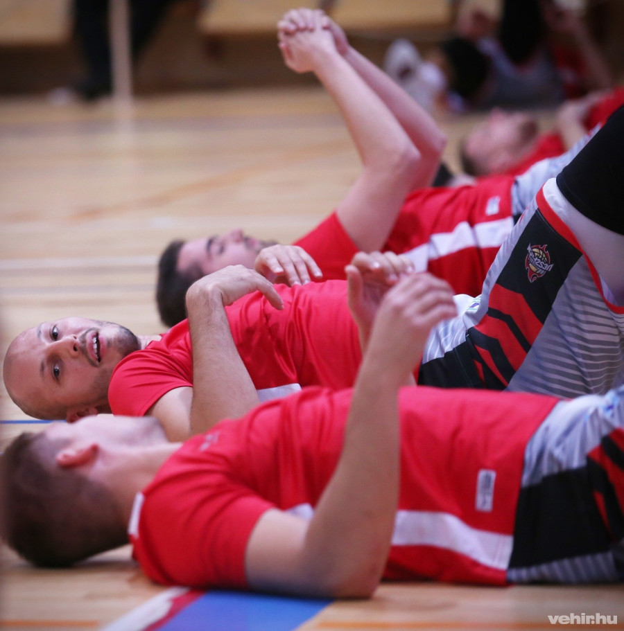 A csapatkapitány, Medve Máté már a bemelegítés alatt is hasznos tanácsokkal látta el társait