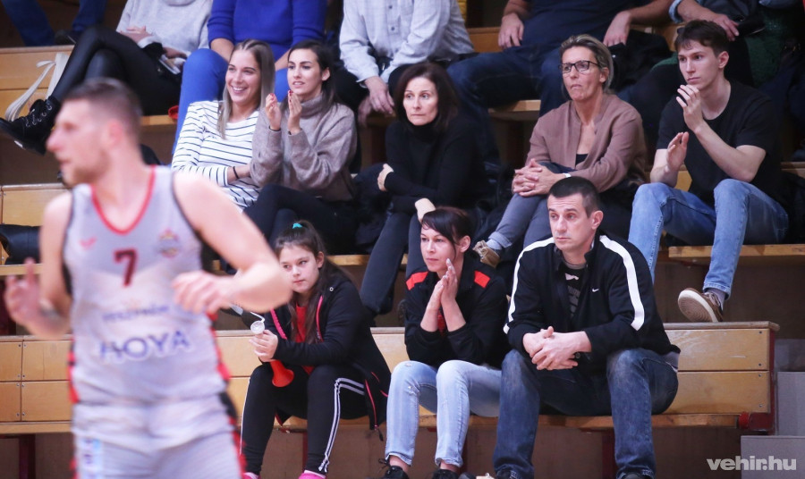 A hölgyek arcán látványos az elégedettség