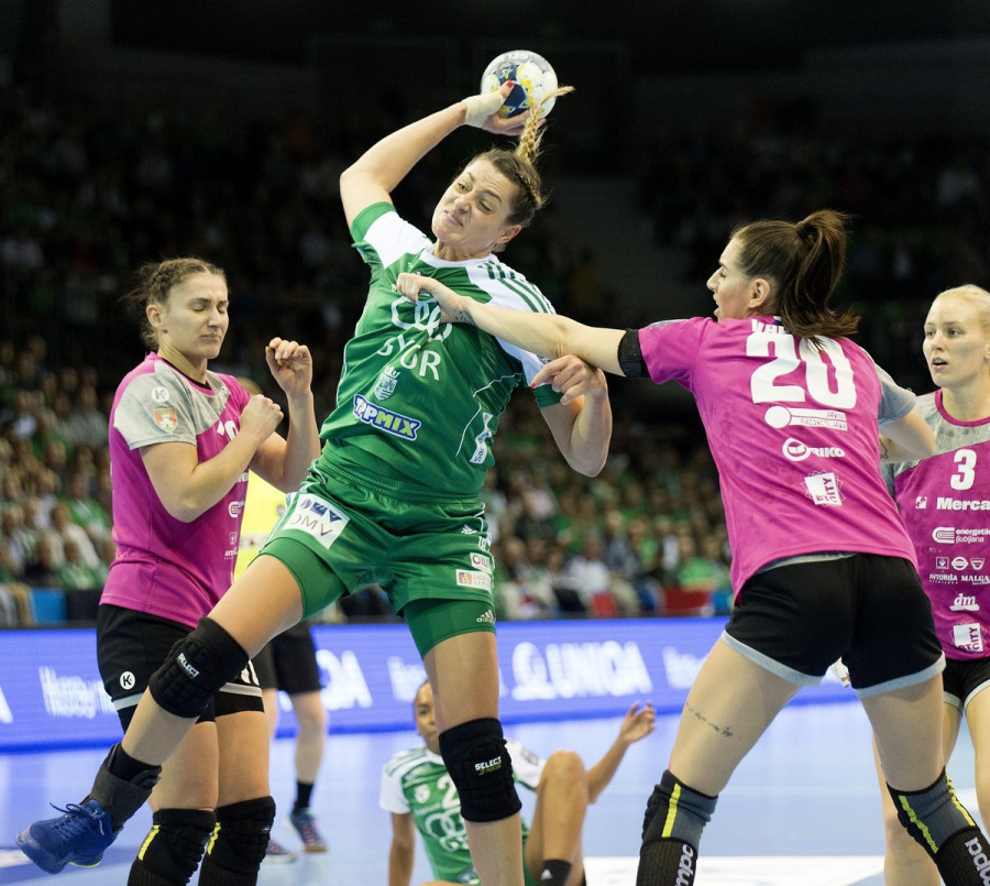 A győri Eduarda Amorim (k), valamint Marianna Rebicova (b), Alja Varagic (j2) és Manca Juric (j), a szlovén Krim játékosai a női kézilabda Bajnokok Ligája 4. fordulójában játszott Győri Audi ETO KC - Krim Mercator Ljubljana mérkőzésen a győri Audi Arénában 2019. november 2-án. MTI/Krizsán Csaba 