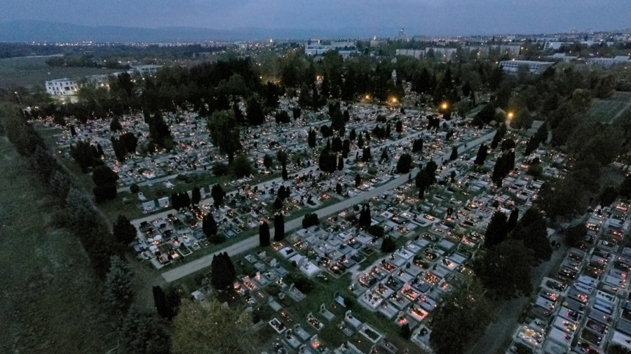 Madártávlatból a kivilágított Vámosi úti temető