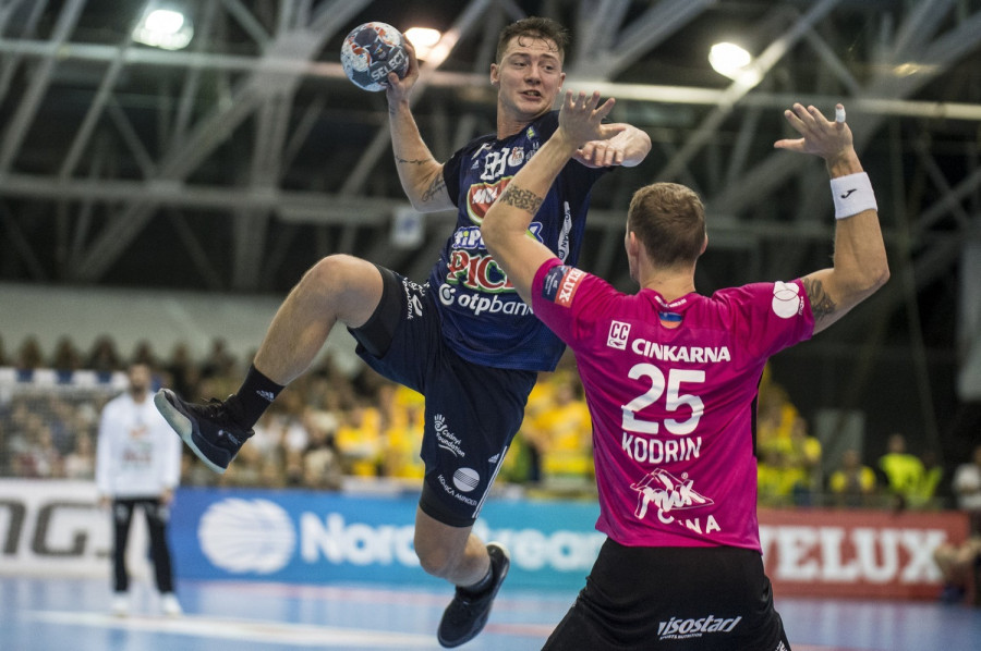 A szegedi Dmitrij Zsitnyikov (b) és Tilen Kordin, a szlovén Celje játékosa a férfi kézilabda Bajnokok Ligája 6. fordulójában játszott MOL-Pick Szeged - RK Celje PL mérkőzésen Szegeden 2019. november 3-án. A Szeged 31-24-re győzött. MTI/Ujvári Sándor