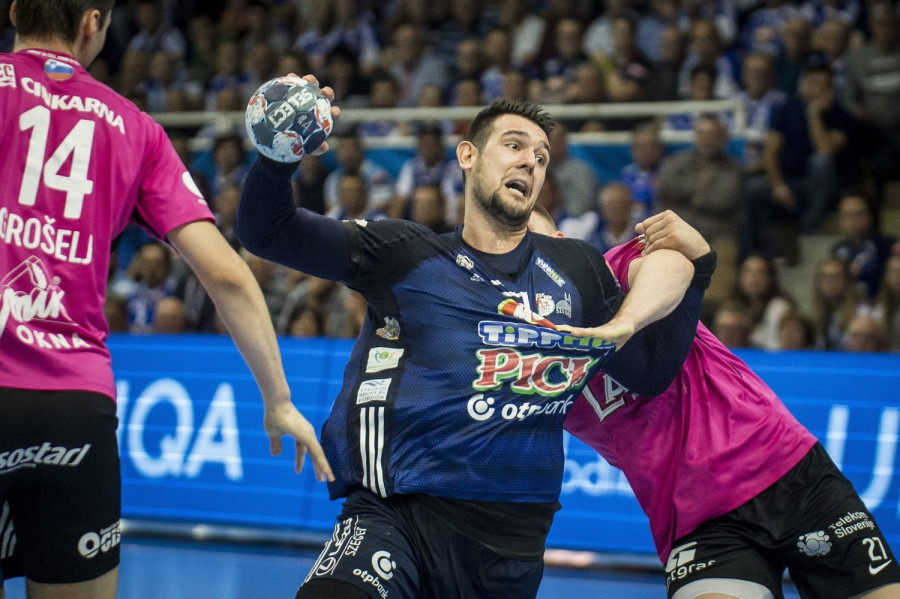 A szegedi Bánhidi Bence (k), valamint Matic Groselj (b) és Kristijan Horzen (j), a szlovén Celje játékosai a férfi kézilabda Bajnokok Ligája 6. fordulójában játszott MOL-Pick Szeged - RK Celje PL mérkőzésen Szegeden 2019. november 3-án. A Szeged 31-24-re győzött. MTI/Ujvári Sándor