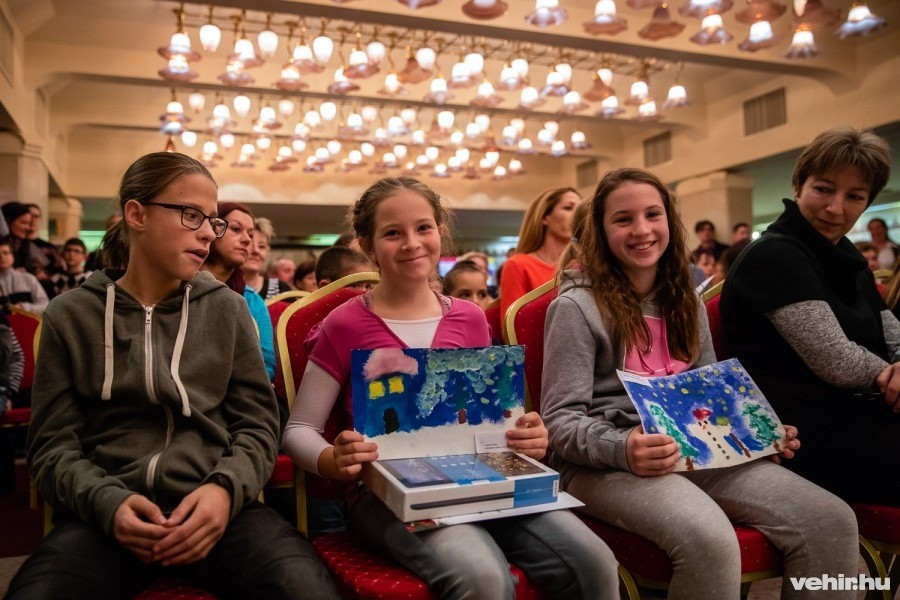 A karácsonyi rajzokkal egy-egy magányosan élő nyugdíjast lephetnek meg idén is a gyerekek. Fotó: Domján Attila