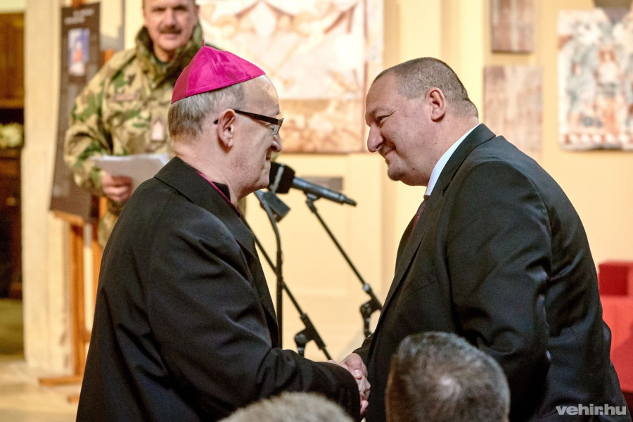 Németh Szilárd miniszterhelyettes a Honvédelmi Minisztérium nevében köszönt el Márfi Gyulától