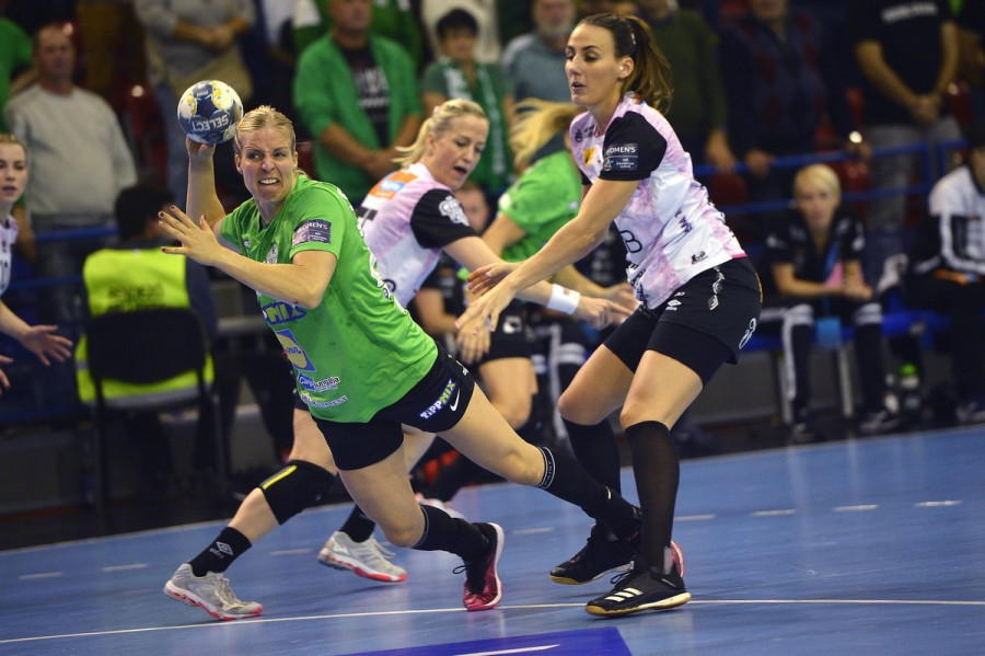 Danick Snelder, az FTC-Rail Cargo Hungaria és Marta Tomac, a norvég Vipers Kristiansand játékosa a női kézilabda Bajnokok Ligája 5. fordulójában játszott mérkőzésen az Érd Arénában 2019. november 9-én. MTI/Illyés Tibor 