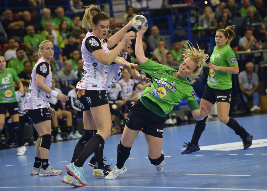  Emilie Christensen, az FTC-Rail Cargo Hungaria (j) és Emilie Hegh Arntzen, a norvég Vipers Kristiansand játékosa a női kézilabda Bajnokok Ligája 5. fordulójában játszott mérkőzésen az Érd Arénában 2019. november 9-én. MTI/Illyés Tibor 