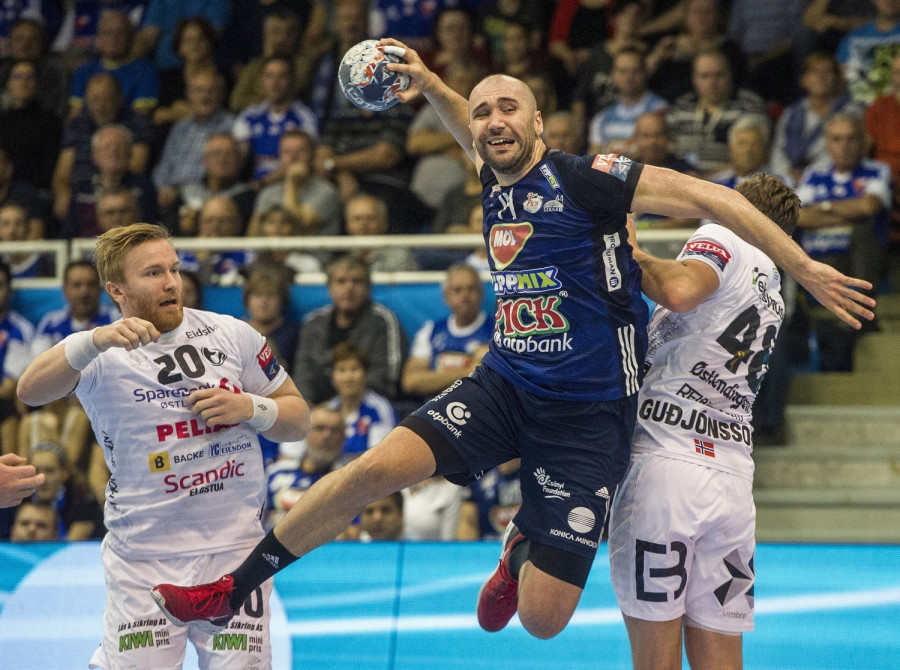 Joan Canellas, a MOL-Pick Szeged (k), valamint Endre Langaas (b) és Sigvaldi Bjorn Gudjonsson (j), a norvég Elverum játékosai a férfi kézilabda Bajnokok Ligája 7. fordulójában játszott mérkőzésen Szegeden 2019. november 10-én. MTI/Bús Csaba 