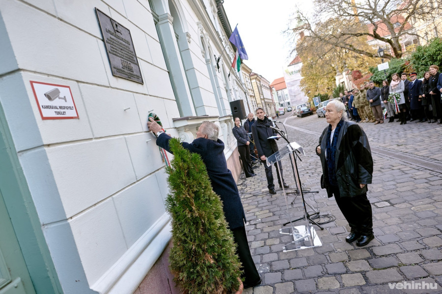 Suri Kálmán és Suri Kálmánné is koszorút helyezett el az emléktábla előtt