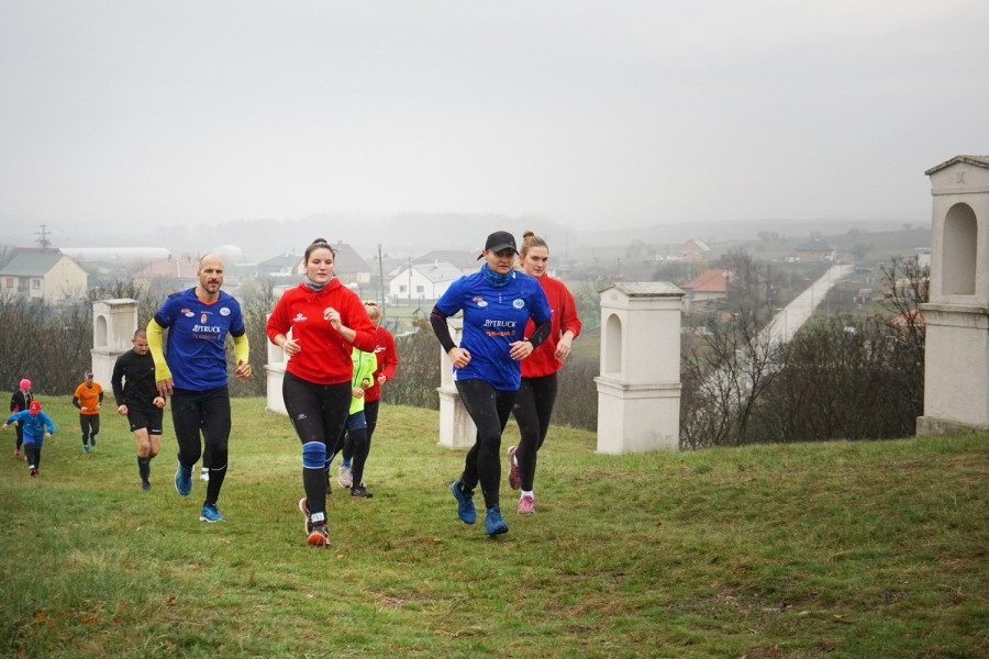 A futók katonai és természetvédelmi területen is áthaladtak