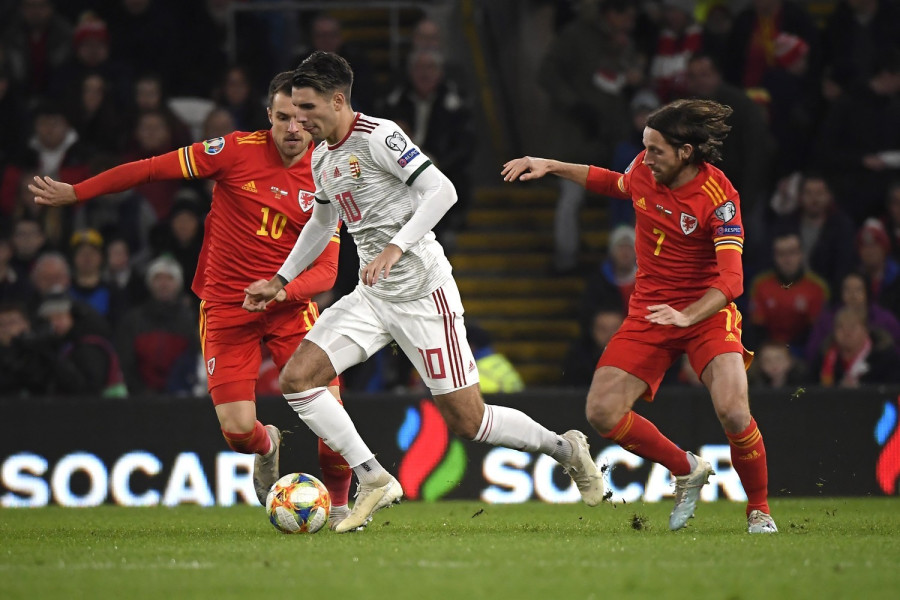  Cardiff, 2019. november 19. Szoboszlai Dominik (k), valamint a walesi Aaron Ramsey (b) és Joe Allen a Wales - Magyarország labdarúgó Európa-bajnoki selejtezőmérkőzésen a cardiffi városi stadionban 2019. november 19-én. MTI/Kovács Tamás 